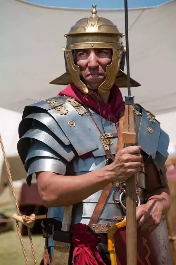 Ricostruzione fedele dell'equipaggiamento di un legionario romano