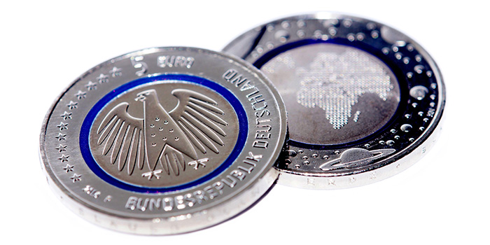 I 5 euro dedicati al pianeta Terra da Berlino nel 2016, prima moneta plastico-metallica in assoluto dell'Eurozona