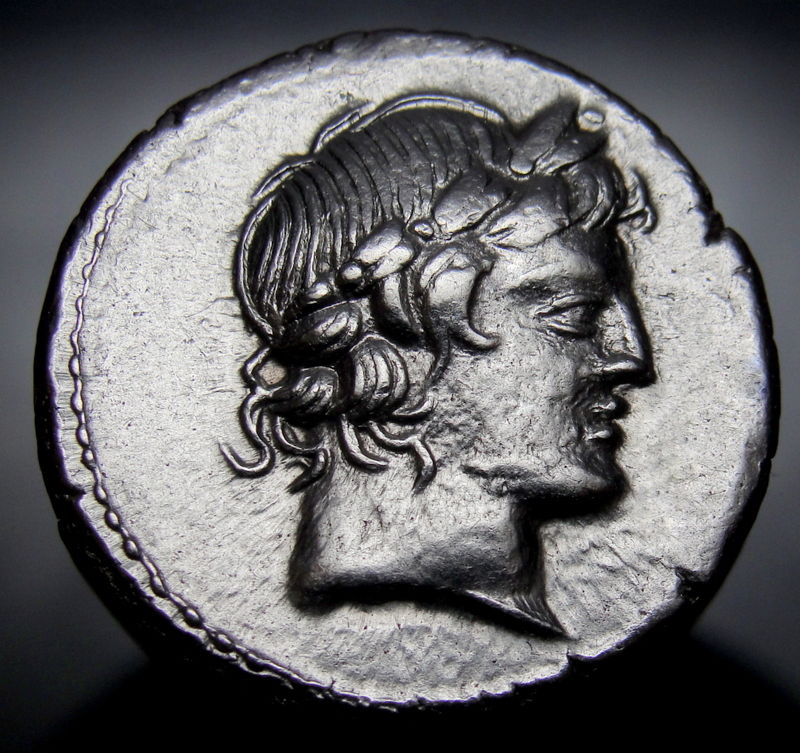 Il profilo di Apollo sul dritto del denario dell'82 a.C. coniato a Roma da L. Marcius Censorinius