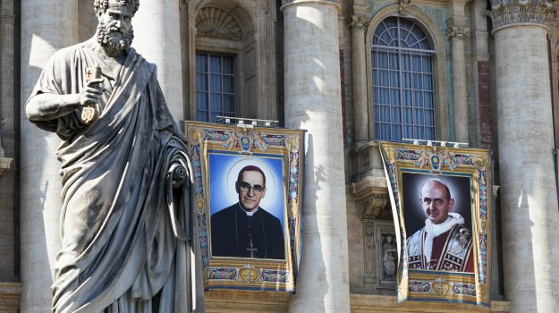 Il drappo col ritratto di papa Montini in San Pietro; alla sua sinistra quello dell'arcivescovo del Salvador Oscar Romero