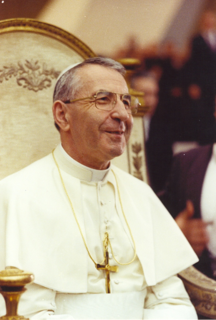 Un'immagine, guarda caso, sorridente, di papa Giovanni Paolo I