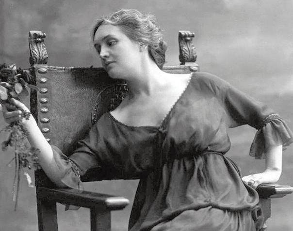 Un'altra sensuale immagine fotografica di Sibilla Aleramo, una delle massime esponenti della cultura femminista italiana del Novecento