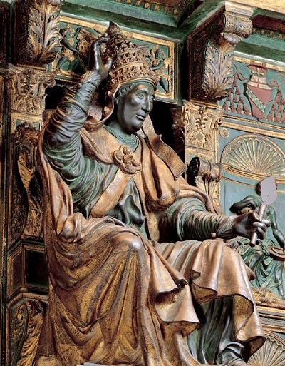 La sfarzosa tomba in bronzo di Innocenzo VIII in San Pietro realizzata da Antonio Pollaiolo tra il 1492 e il 1498