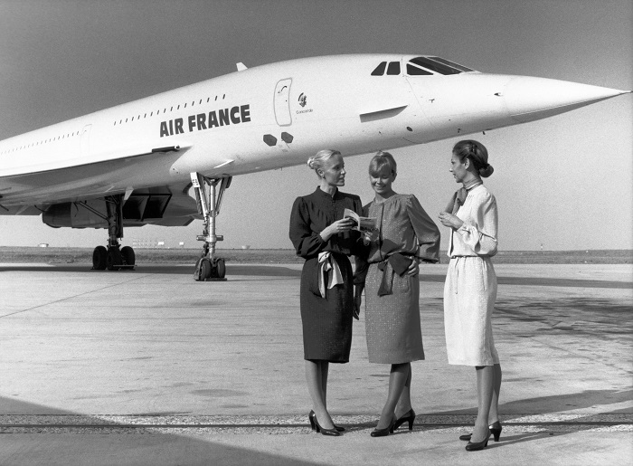 Il Concorde nella pubblicità di ieri e, oggi, il Concorde in moneta: foto pubblicitaria di Air France degli anni '70 che accosta la bellezza dell'aereo al fascino delle assistenti di volo