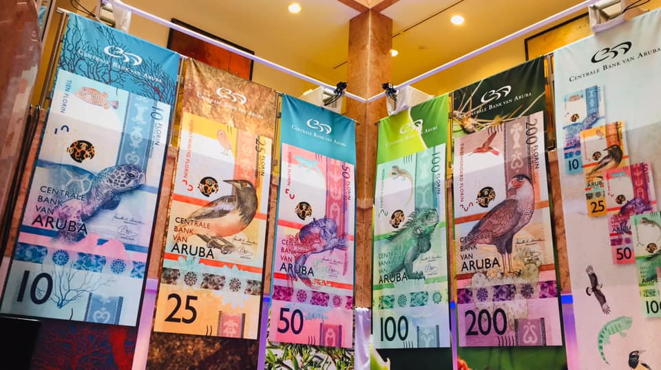 La scenografica presentazione della nuova serie di banconote di Aruba