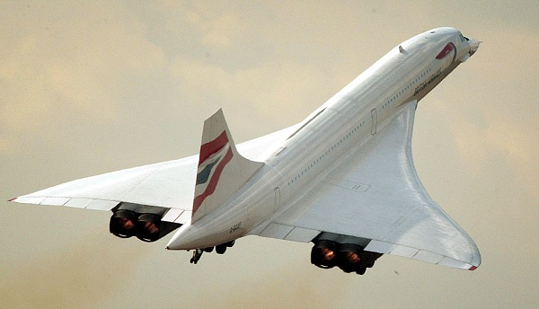 L'ultimo decollo di un Concorde, nel 2003. Ad alzarsi in volo per il viaggio di addio a questo mito del cielo fu uno dei velivoli della British Airways