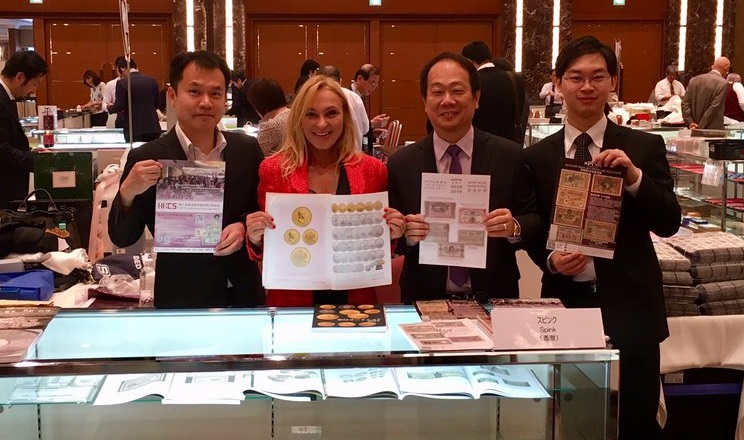 Muriel Eymery con alcuni operatori e clienti durante una recente convention numismatica in Estremo Oriente