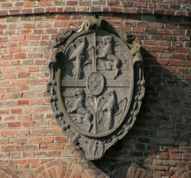 Lo stemma della famiglia Pico sulle mura del Castello di Mirandola
