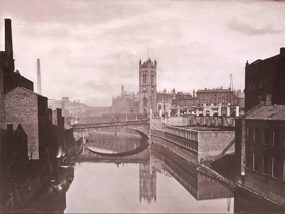 Una foto d'epoca del Victoria Bridge a Manchester, con dietro la chiesa: nei dintorni si trovava la Victoria Music Gallery