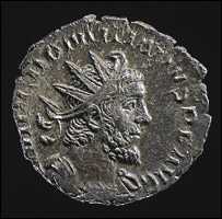 L’antoniniano a nome di Domitianus rinvenuto nel 2003 nell’Oxfordshire (mistura, 20 mm circa). Al D/ busto dell’imperatore, corazzato e con corona radiata, a destra e circondato dalla leggenda IMP(erator) C(aius) DOMITIANVS P(ius) F(elix) AVG(ustus)