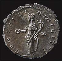 L’antoniniano a nome di Domitianus rinvenuto nel 2003 nell’Oxfordshire (mistura, 20 mm circa). Al R/, la Concordia con patera nella destra e cornucopia nella sinistra, circondata dall’iscrizione CONCORDIA MILITVM