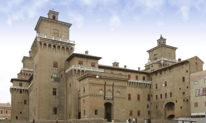 L'imponente castello di Ferrara, residenza principale della dinastia estense
