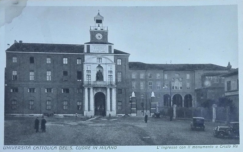 L'ingresso dell'Università Cattolica di Milano in Largo Agostino Gemelli in una cartolina d'epoca