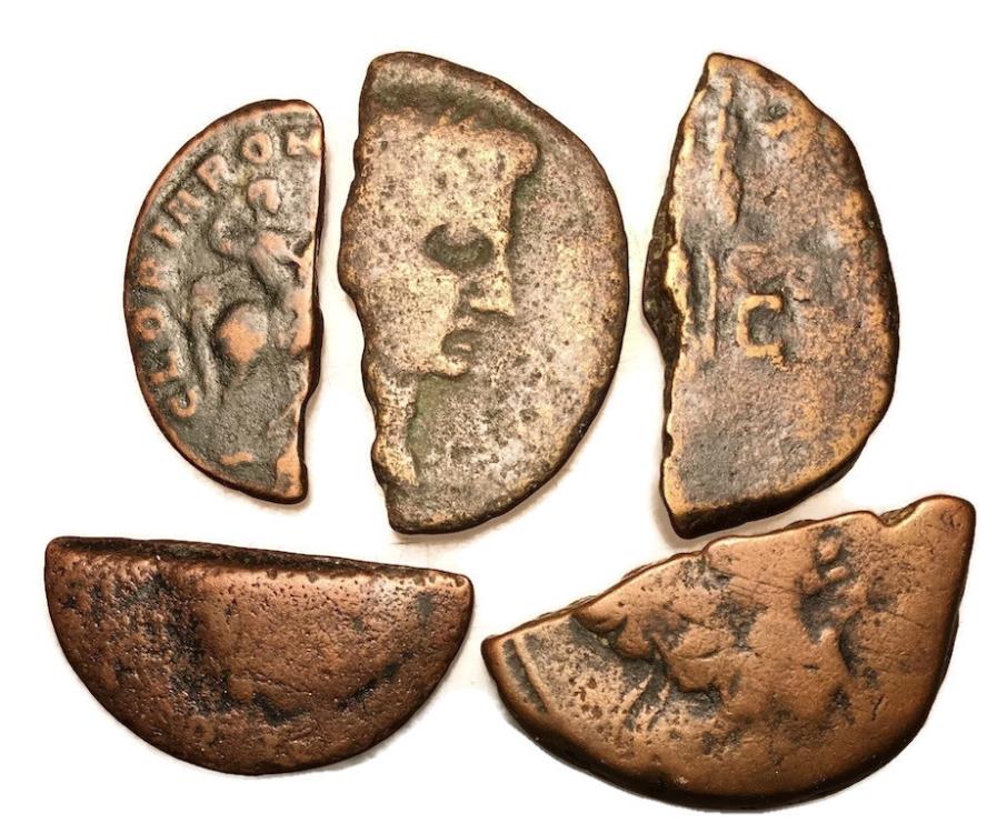 Un altro interessante insieme di frazioni di monete bronzee d'epoca romana