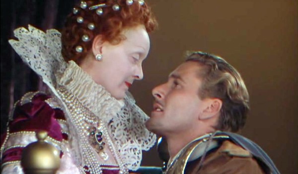 Errol Flynn tra le braccia di Bette Davis (lei, nei panni di Elisabetta I) nella pellicola del 1939