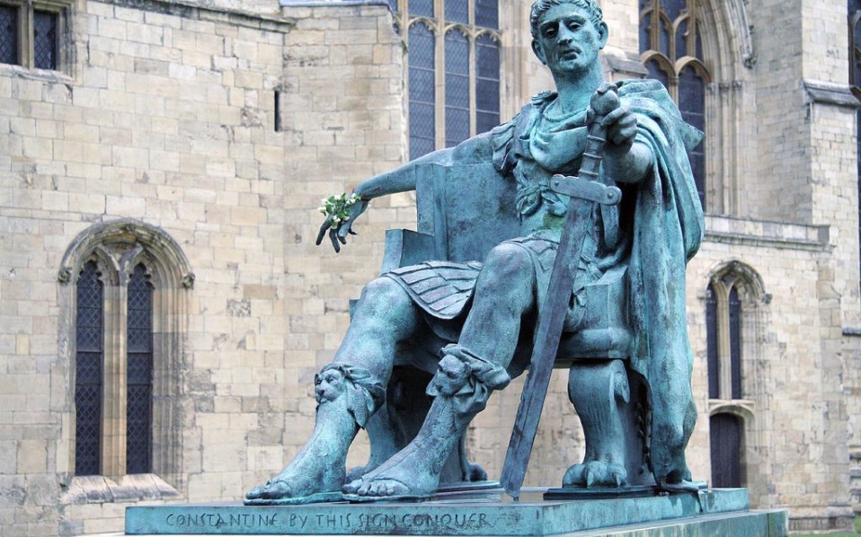 Monumento a Costantino il Grande collocato all'esterno della Minster Cathedral di York, nel Regno Unito