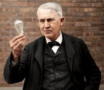 Thomas Edison con una delle sue celebri lampadine