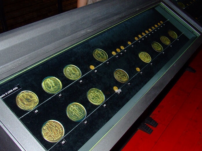 Una delle teche del museo che ospitavano la selezione di 83 solidi sui 498 del tesoro