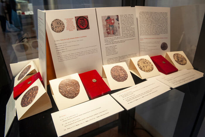 Rare monete, ingrandimenti fotografici, testi divulgativi e rigorosi: questi alcuni degli elementi chiave della mostra di Gubbio