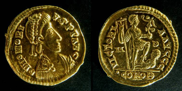 Solido di Onorio (402-403 o 405-406) per Milano (Au, g 4,46, mm 20,0) dal tesoro di Sovana. © Soprintendenza per i Beni archeologici della Toscana