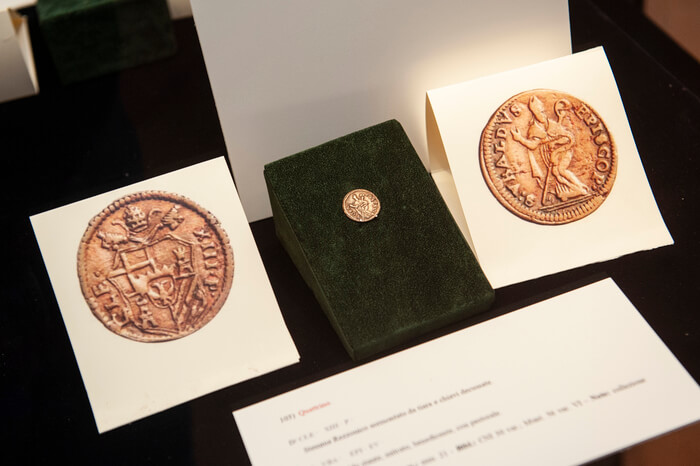 Nutrita e di prestigio anche la selezione di monete papali eugubine con il santo patrono