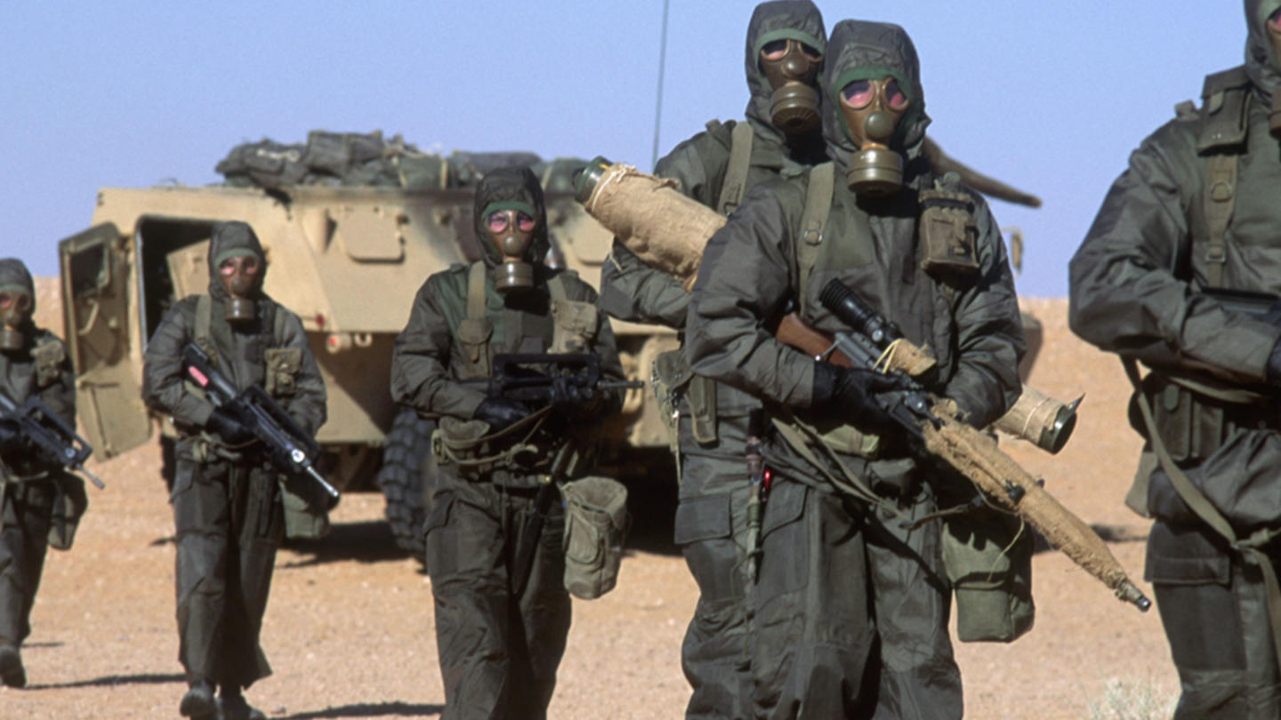 Militari del SOE britannico in azione durante la Guerra del Golfo: nel loro kit di sopravvivenza anche delle speciali sovrane d'oro