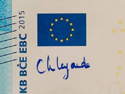 Ha usato un pennarello blu, blu "Europa", Christine Lagarde, per inaugurare simbolicamente la sua piena operatività come governatore della Bce