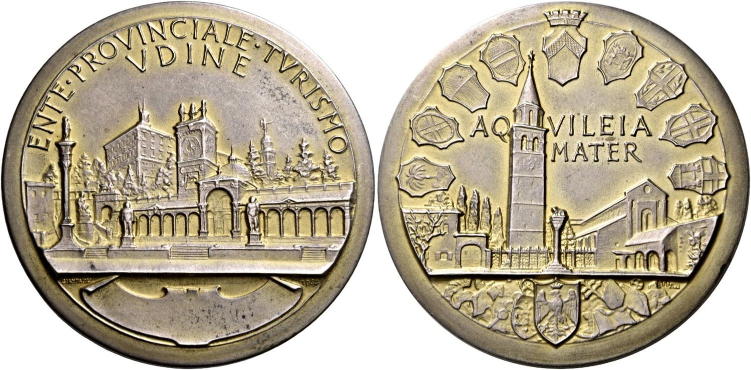 Non solo ritratti e simboli: la perizia di Giampaoli si esprime anche nelle architetture come queste di Udine e Aquileia su una medaglia  del 1966 (argento, mm 46,2 per g 44,8)