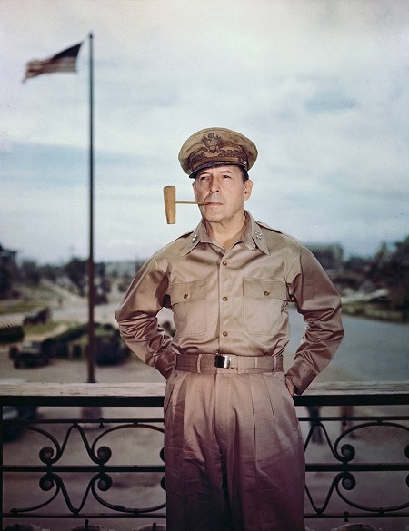 Una bella foto che ritrae il generale Douglas MacArthur (1880-1964), comandante delle forze americane in Estremo oriente durante la Seconda guerra mondiale