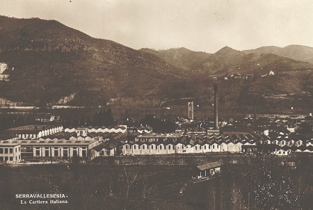 Cartolina d'epoca con veduta del grande stabilimento della Cartiera Italiana di Serravalle Sesia, in provincia di Vercelli