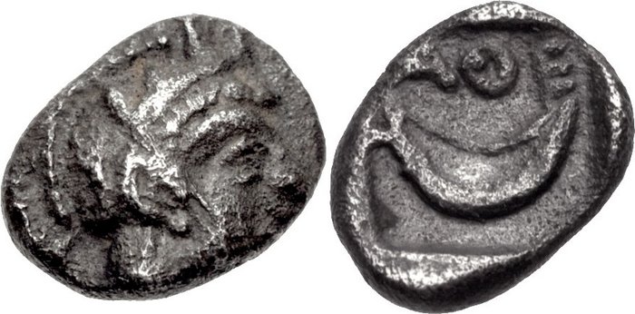 Atene, tetrartemorion in argento del periodo 393-294 a.C. (mm 6 per g 0,16) con Atena e crescente lunare