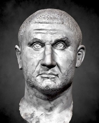 Licinio imperatore con lo sguardo rivolto verso l'alto, come appare anche sull'aure di Nicomedia coniato nel 320-321