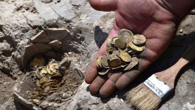 Un'immagine del rinvenimento del tosoro di monete abbasidi in Israele, in un'immagine fornita dalla Israel Antiquity Authority che ha condotto gli scavi