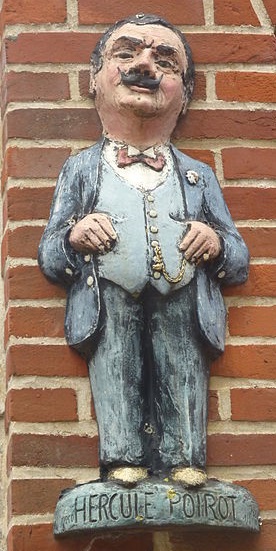 Un "monumento" ad Hercule Poirot su un muro del centro storico di Bruxelles