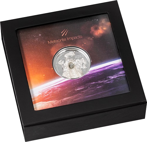 La confezione della nuova moneta delle Isole Cook che ricorda il meteorite di Viñales precipitato nel 2019