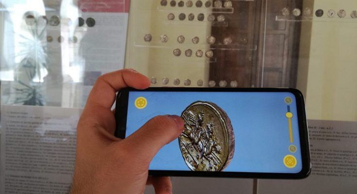 Come ammirare in 3D, letteralmente nel palmo della mano, tutti i dettagli di un'antica moneta romana: così Roma e i Dioscuri, da un denario repubblicano, prendono letteralmente vita e incantano i visitatori