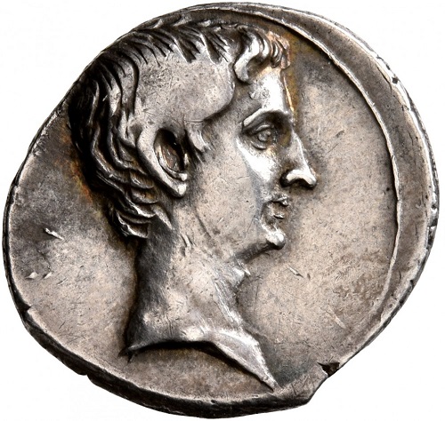 Basta il profilo di Augusto, senza nome nè titoli, a simboleggiare il potere a cui questo protagonista della storia di Roma assurse nel corso del suo regno