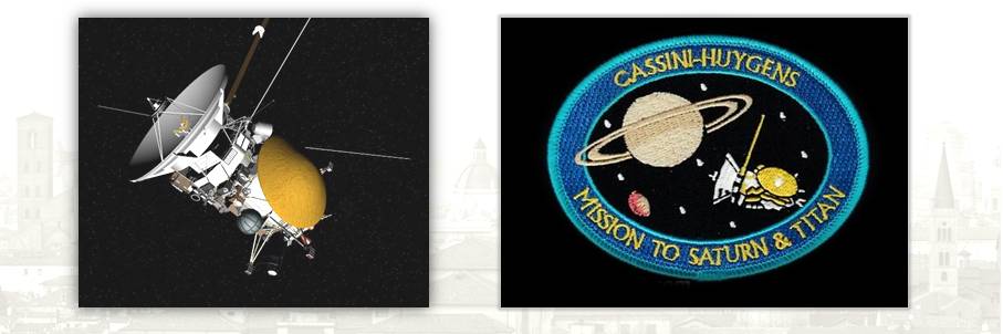 La sonda "Cassini-Huygens" che ha viaggiato fino a Saturno e il distintivo del personale impiegato nella missione
