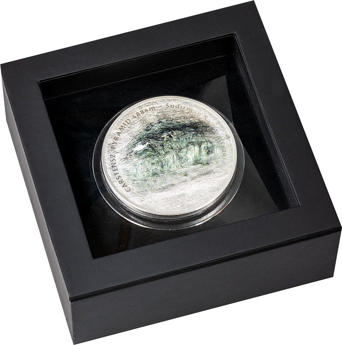 L'alto rilievo del rovescio dei 25 dollari di Cook Islands ha imposto l'uso di un astuccio speciale per questa moneta che celebra la vetta più alta dell'Oceania