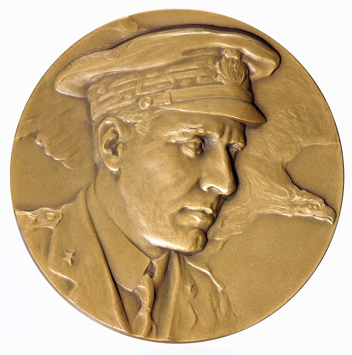 Nobile e l'aquila accostati sul magnifico dritto della medaglia con la quale la città di Milano rese omaggio all'impresa polare del 1926