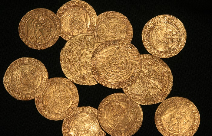 Alcuni esemplari di angel in oro di epoca Tudor dei 64 trovati nell'Hampshire: tra questi, monete a nome di Enrico VIII con le iniziali di tre delle sue mogli, fra cui la famosa Anna Bolena