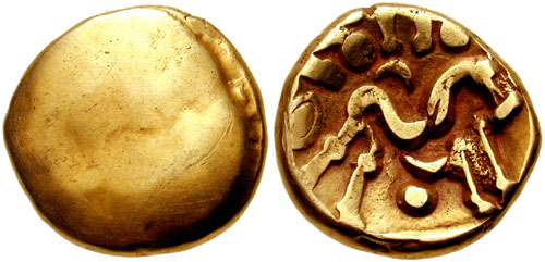 Uno statere d'oro coniato dell'Inghilterra celtica, coniato dalla tribù degli Ambiani nel 60-50 a.C.: pesa poco meno di sei grammi per 20 millimetri di peso 
