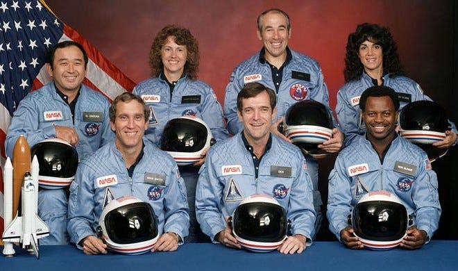 L'equipaggio dello Space Shuttle "Challenger" nella foto ufficiale che precedette quel tragico, breve volo del 28 gennaio 1986: Christa MaAuliffe è in piedi, la seconda da sinistra