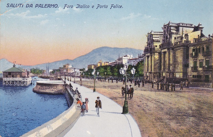 Il lungomare di Palermo e la monumentale Porta Felice in una cartolina