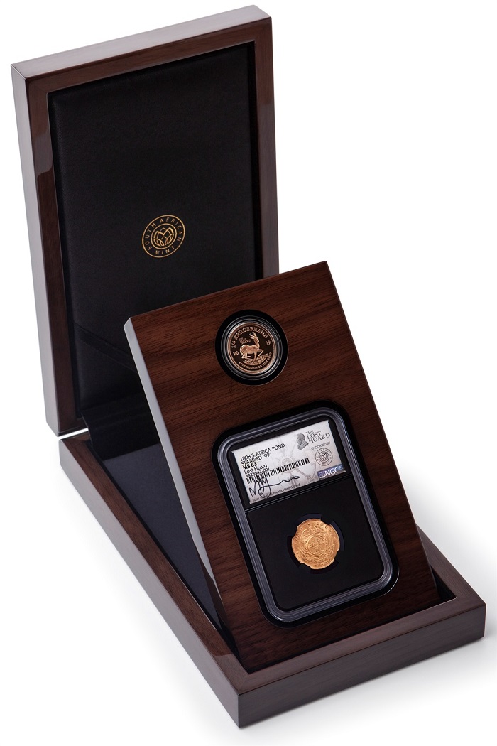Il lussuoso cofanetto in cui la South African Mint offre un pond del tesoro perduto di Kruger e il suo omologo moderno, la moneta da 1/4 di krugerrand contenente un quarto d'oncia d'oro fino