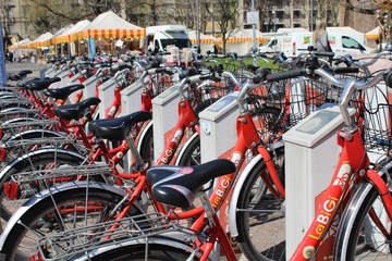 C'è anche il bike sharing con veicoli a pedalata assistita fra le frontiere della mobilità sostenibile nelle città, non solo quelle più grandi