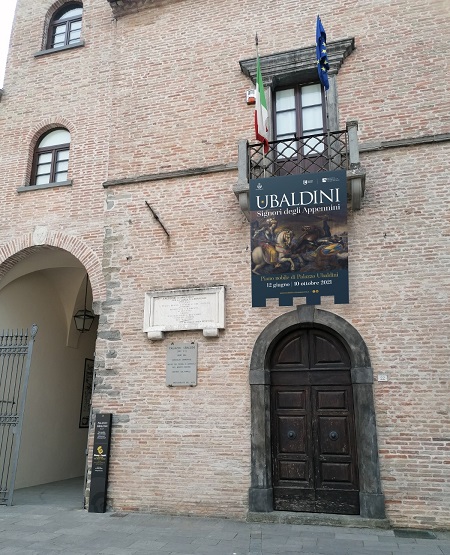 L'antico Palazzo Ubaldini, nel centro storico di Apecchio (PU), dal 12 giugno ospita la mostra sull'antica casata