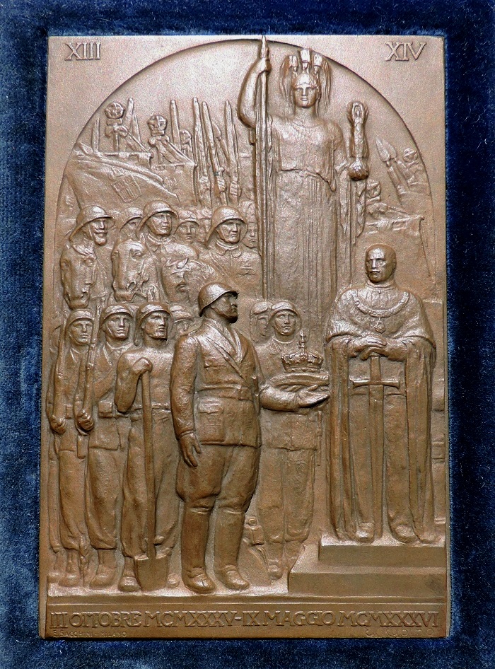 La placchetta celebrativa in bronzo della fondazione dell'Impero (mm 80 x 120) opera dello scultore Edoardo Rubino e prodotta nel 1936 dalla Sacchini di Milano