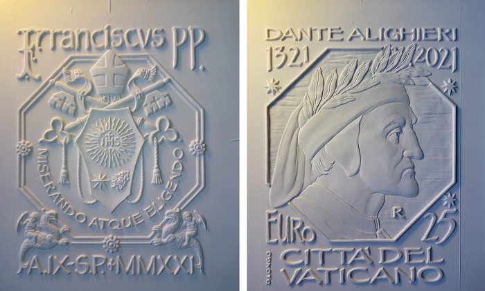 I modelli in gesso di Daniela Longo da cui è stata tratta la moneta rettangolare da 25 euro in argento proof e colori che il Vaticano emetterà il 26 ottobre prossimo