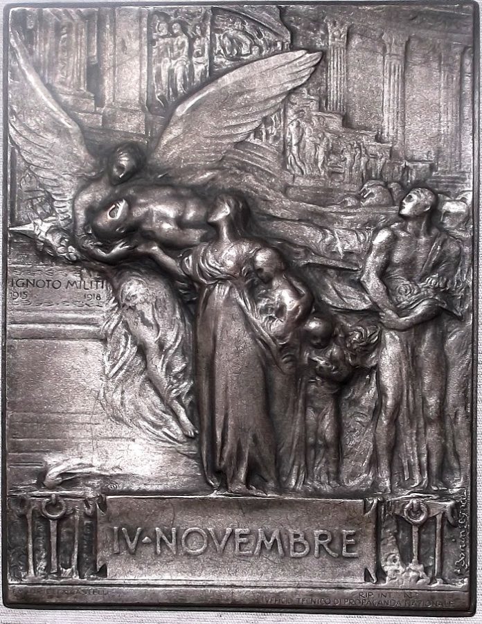 Prova in bronzo argentato della placchetta di Egidio Boninsegna dedicata al Milite ignoto a ricordo del 4 novembre 1921, data di traslazione della salma all'Altare della Patria